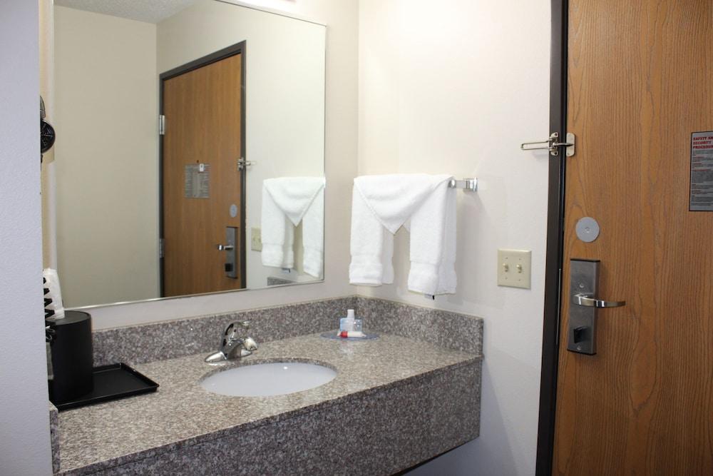 Reston Inn & Suites photo 47