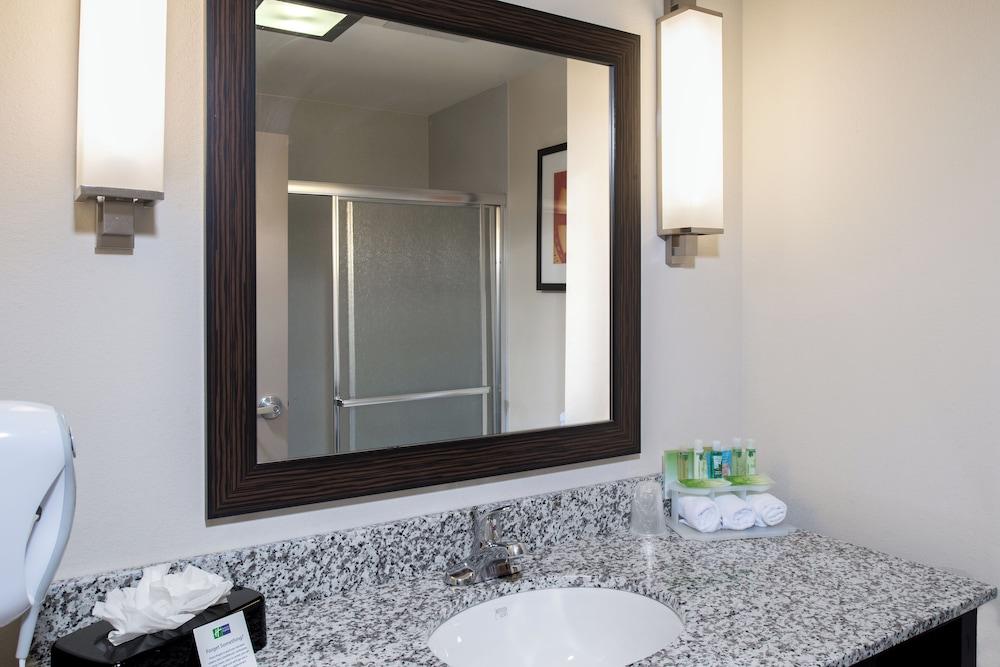Holiday Inn Express & Suites Wichita Northwest by IHG photo 18