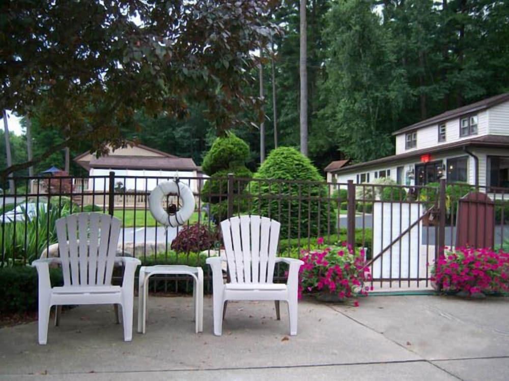 Tall Pines Motel photo 30
