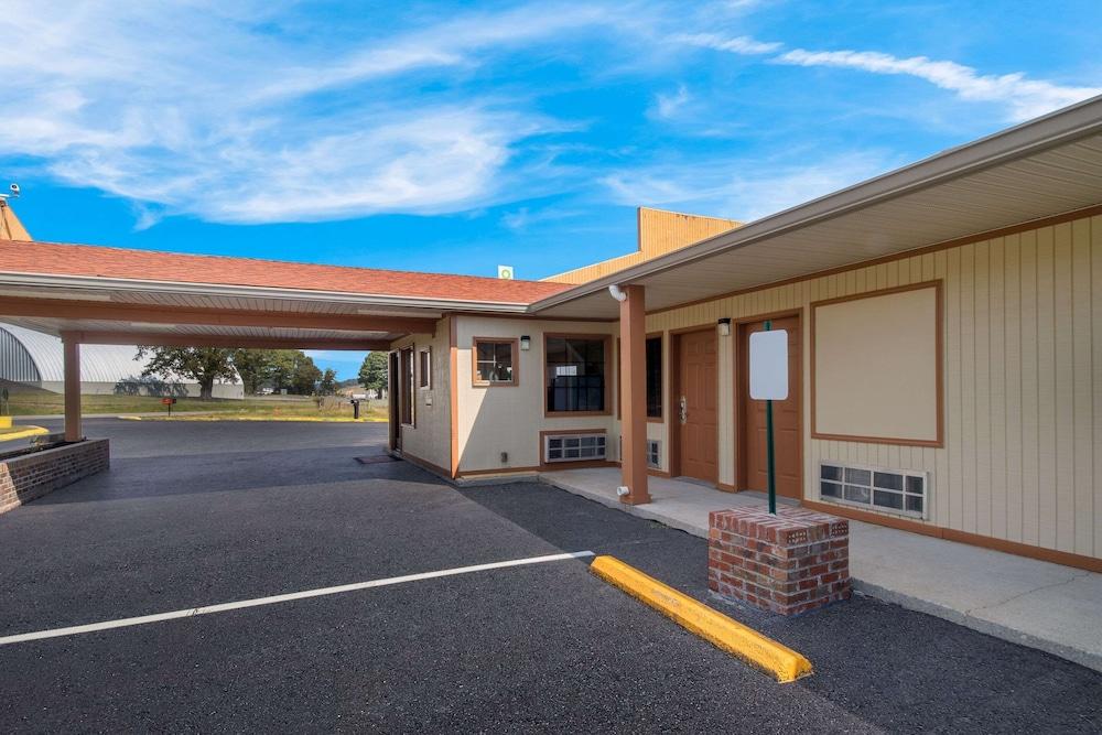 Econo Lodge Cornersville I-65 photo 30