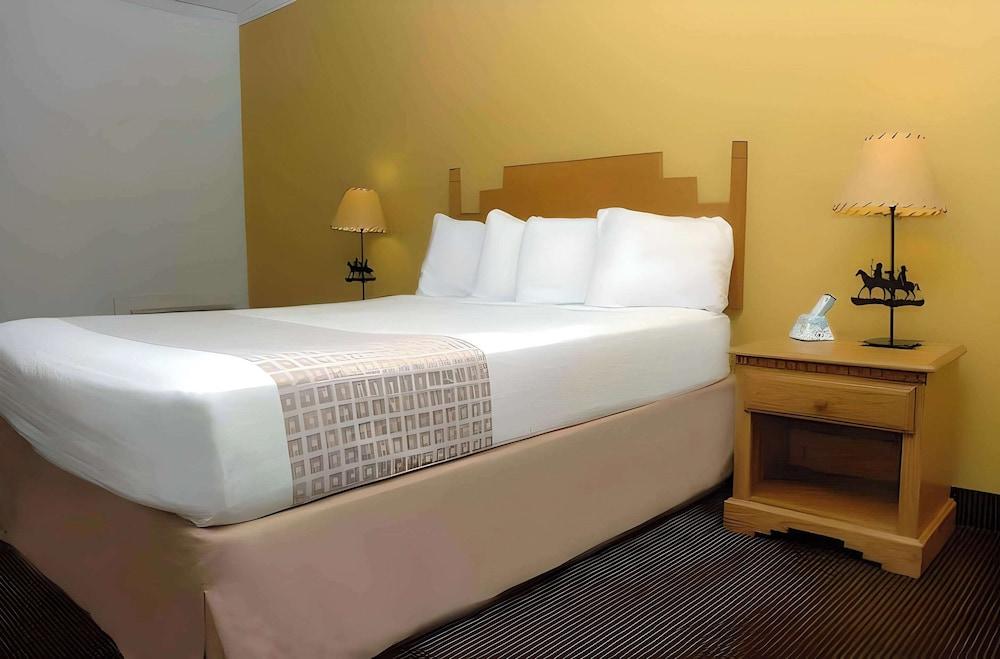 Comfort Inn & Suites photo 14