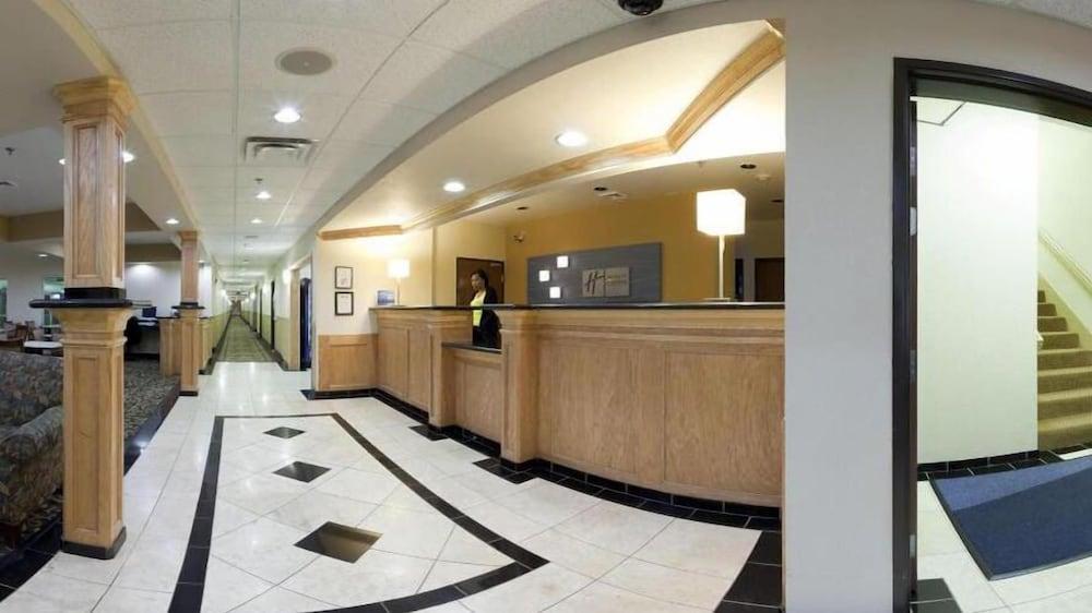 Holiday Inn Express Hotel & Suites by IHG photo 2