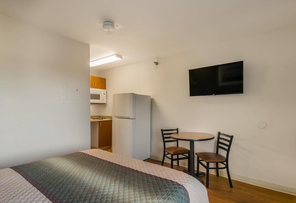 HomeTowne Studios By Red Roof Denver - Glendale/ Cherry Creek photo 15