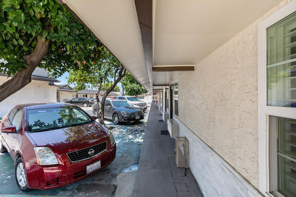 Le Blanc Inn & Suites photo 9