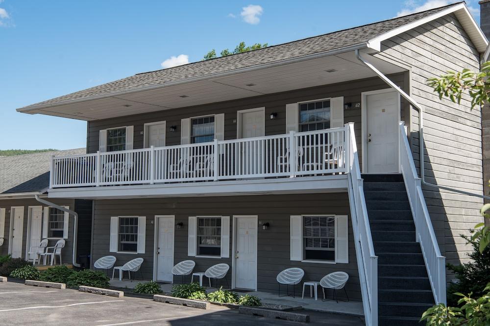 Adirondack Retreat Inn & Suites photo 10
