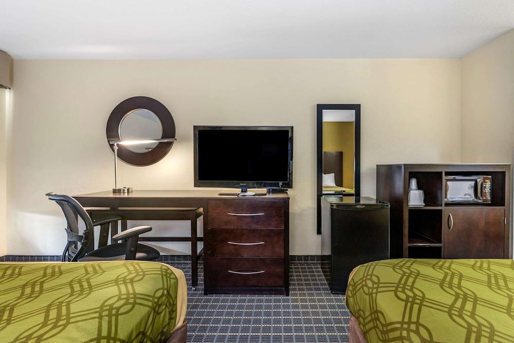 Econo Lodge Brunswick Travel Center photo 14