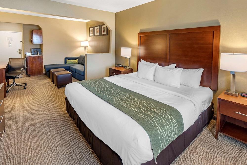 Comfort Inn & Suites Lincoln I-20 photo 16