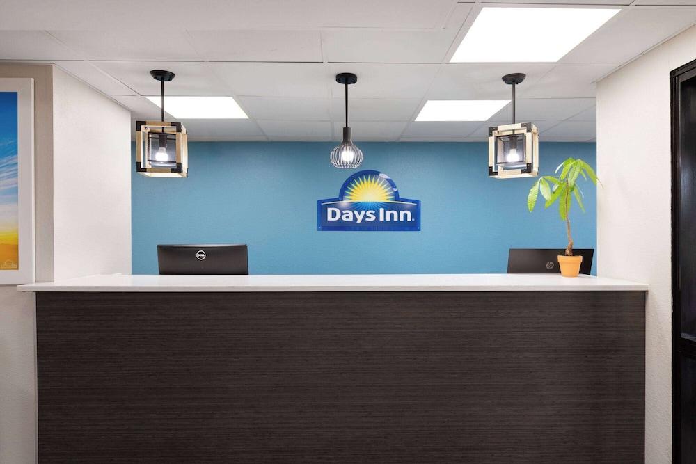 Days Inn by Wyndham Clarksville North photo 1