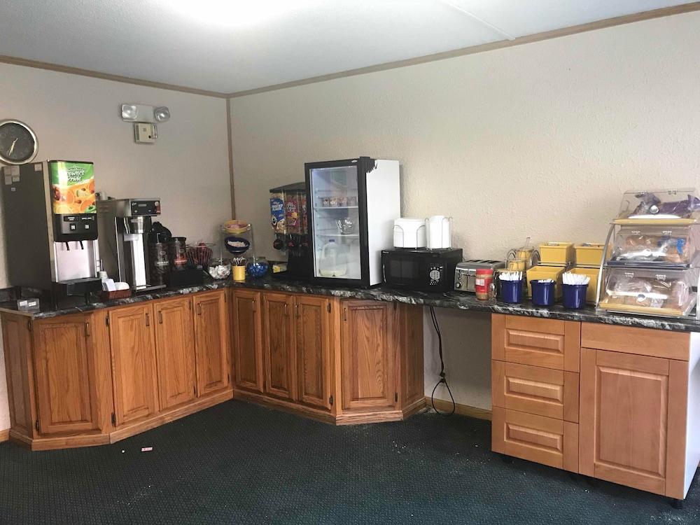 Days Inn by Wyndham Salem, Illinois photo 27