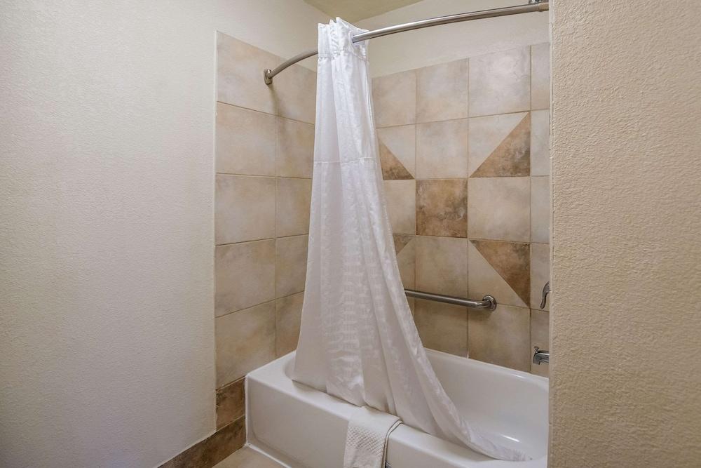 Quality Inn & Suites Lufkin photo 15