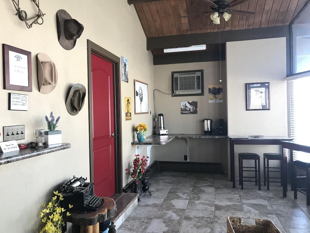Country West Motel photo 17