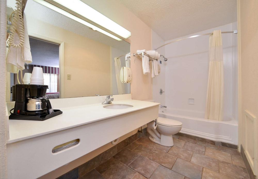Americas Best Value Inn Lubbock E photo 40
