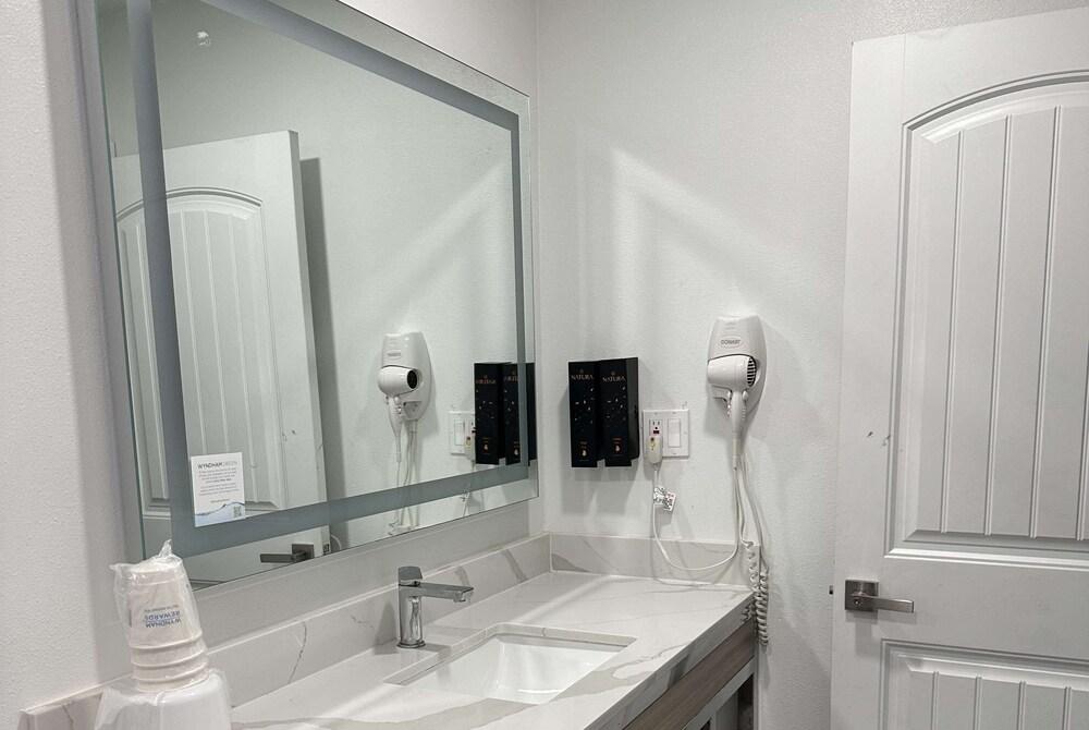 Super 8 by Wyndham Oceanside Downtown photo 72