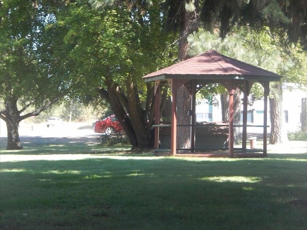 Cedar Village Motel photo 18