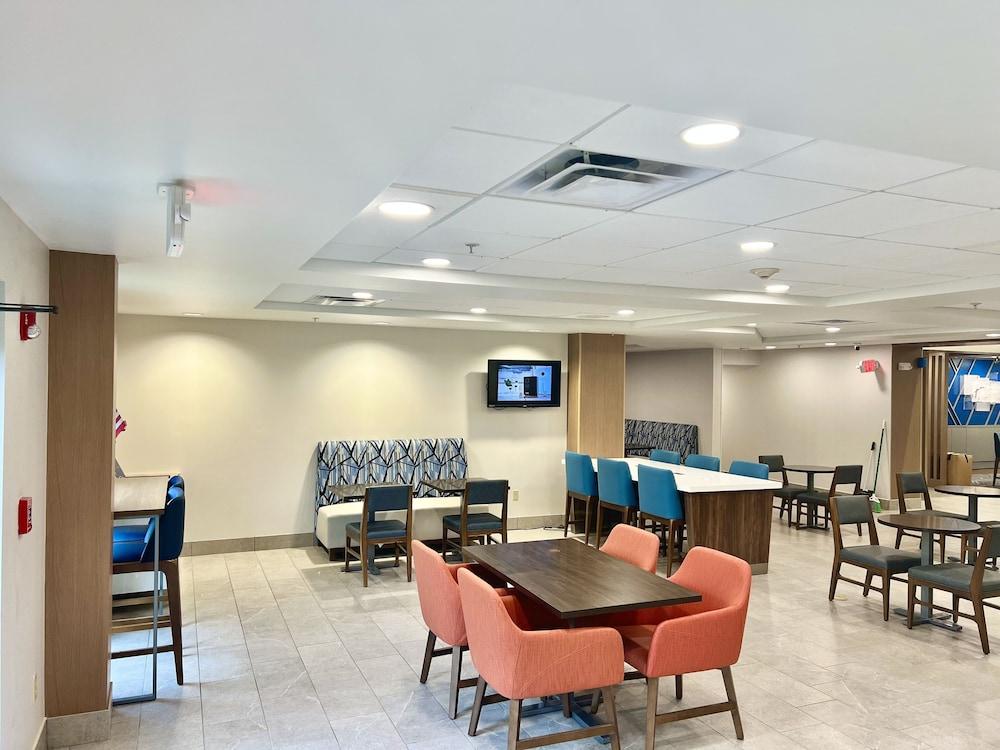 Holiday Inn Express Madison by IHG photo 29