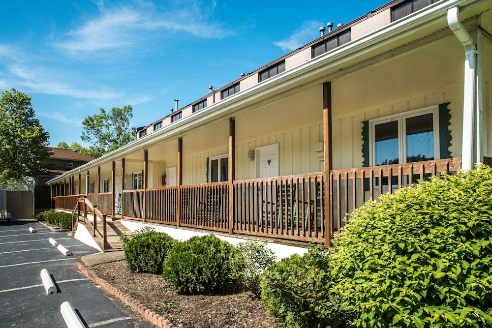 Boxwood Lodge photo 71