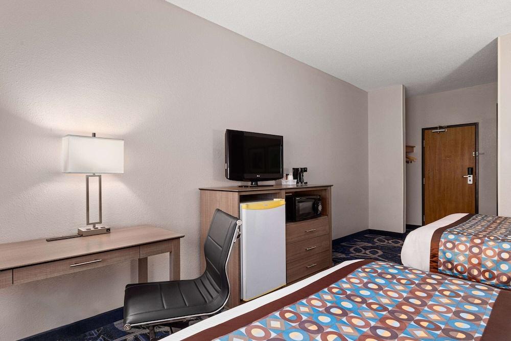 Baymont by Wyndham Waterloo photo 8