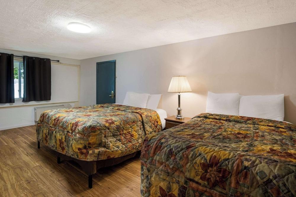 Rodeway Inn photo 16