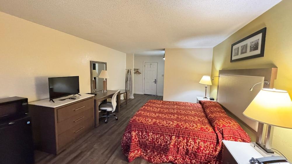 COUNTRY HOST INN photo 2