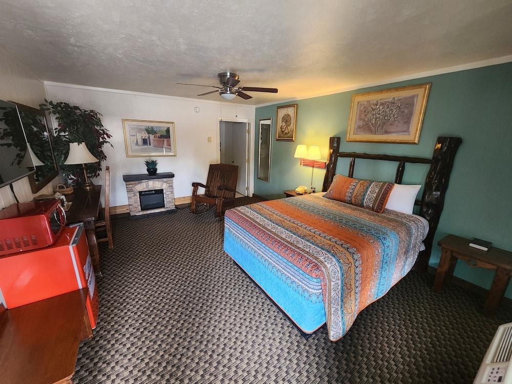 Smokey Bear Motel photo 5