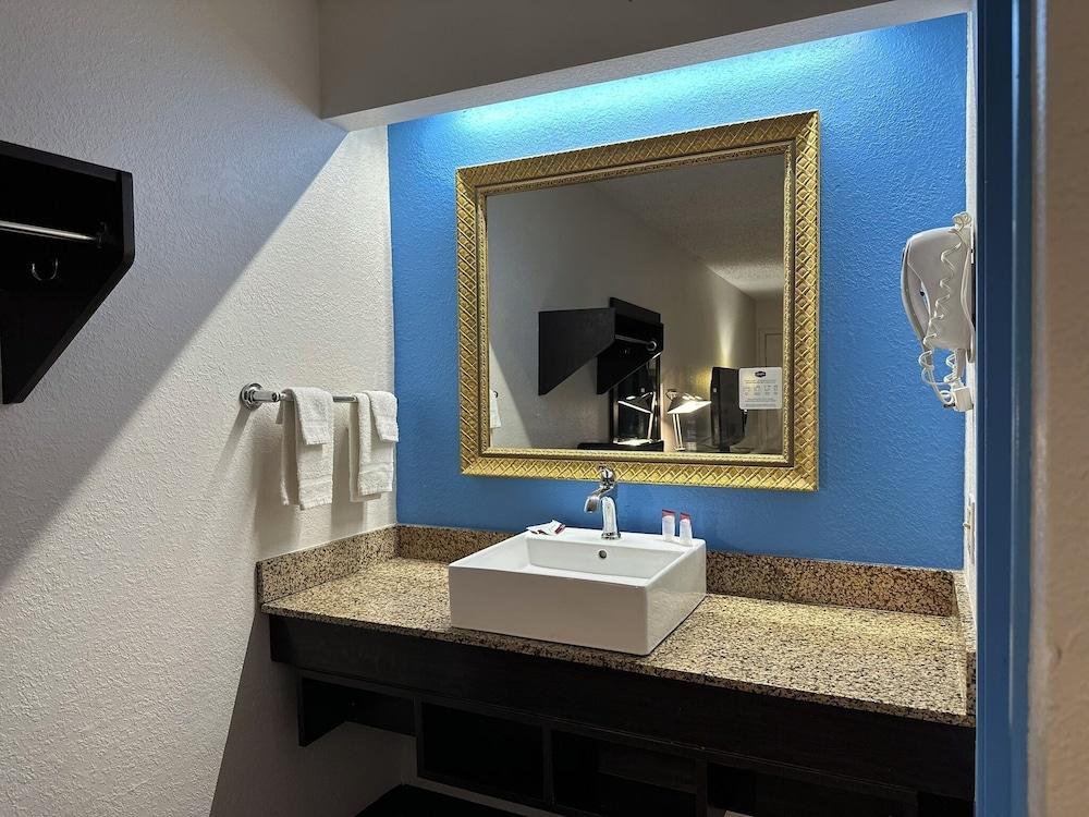 American Inn and Suites Bishop photo 12