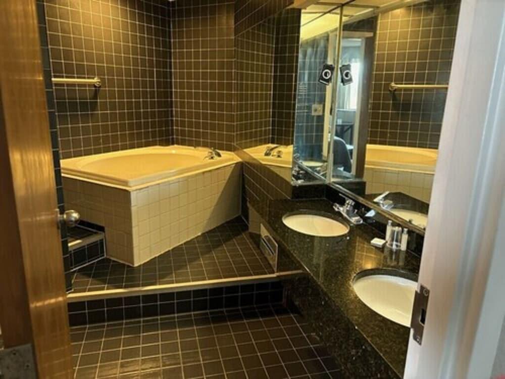 APM Inn and Suites photo 12