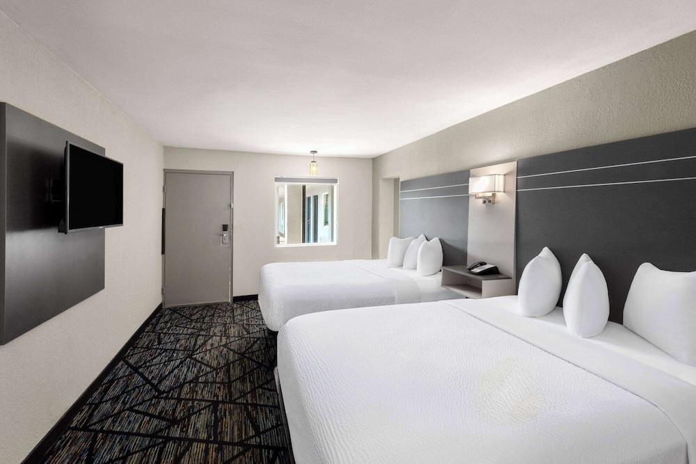 Baymont by Wyndham Dothan photo 13