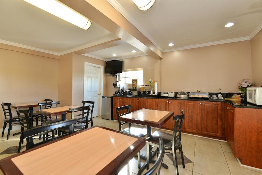 Rodeway Inn photo 11