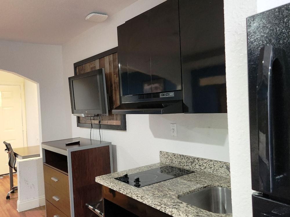 Express Inn Tomball photo 14