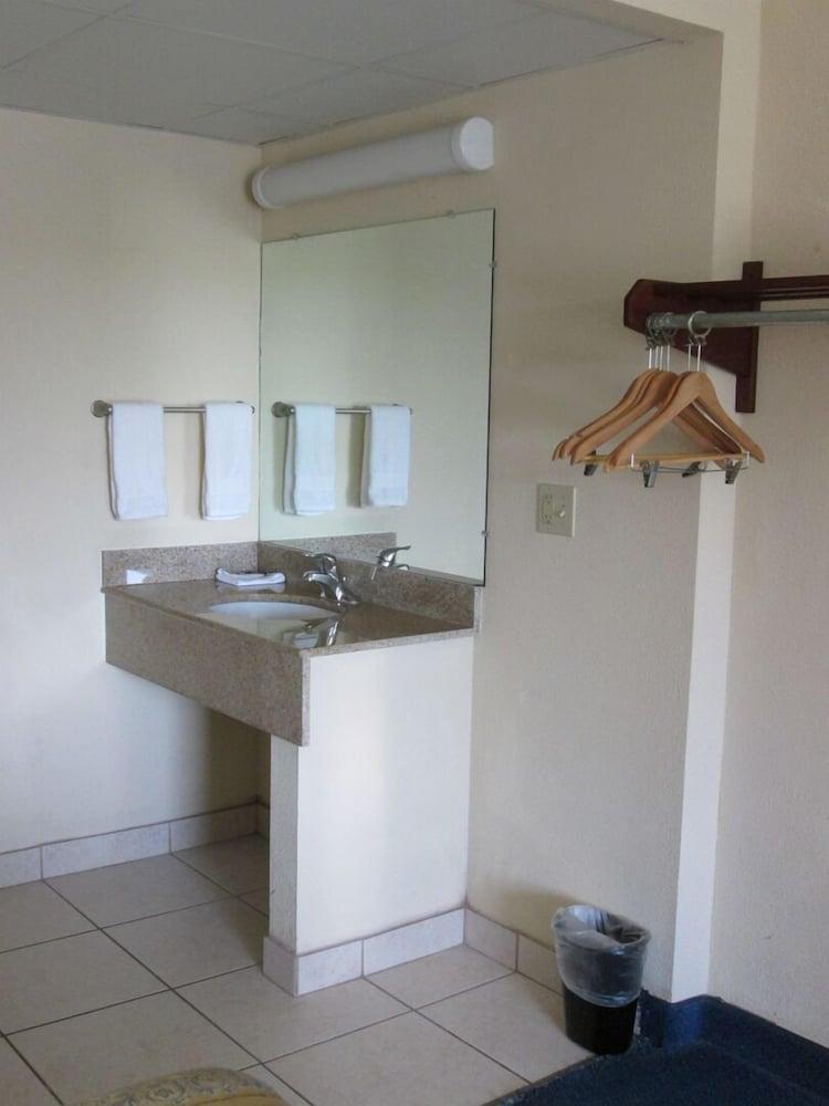 Budget Inn Cocoa photo 40