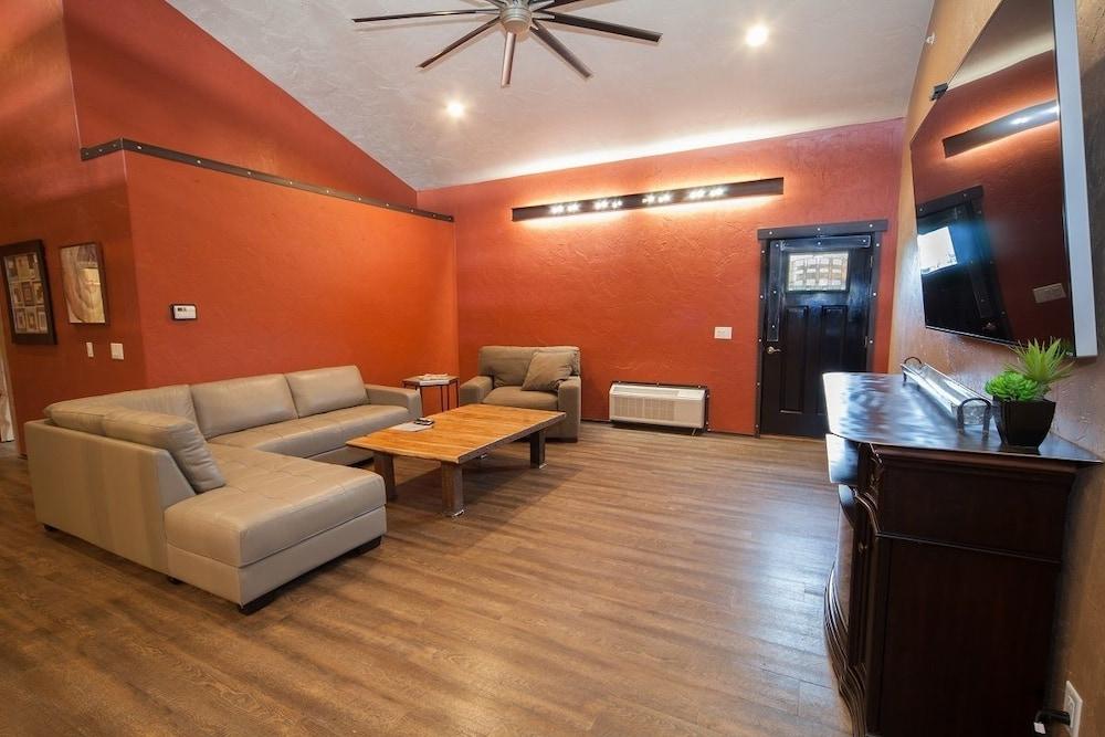 Log Cabin Lodge & Suites photo 24