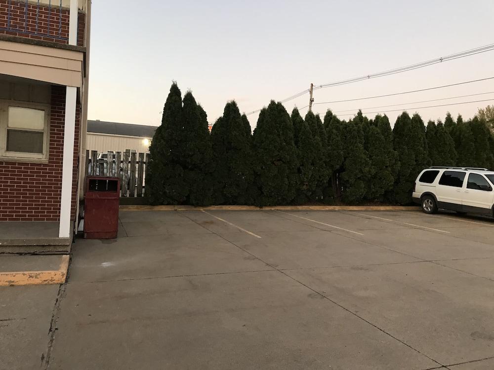 Colonial Inn Dyersville photo 60
