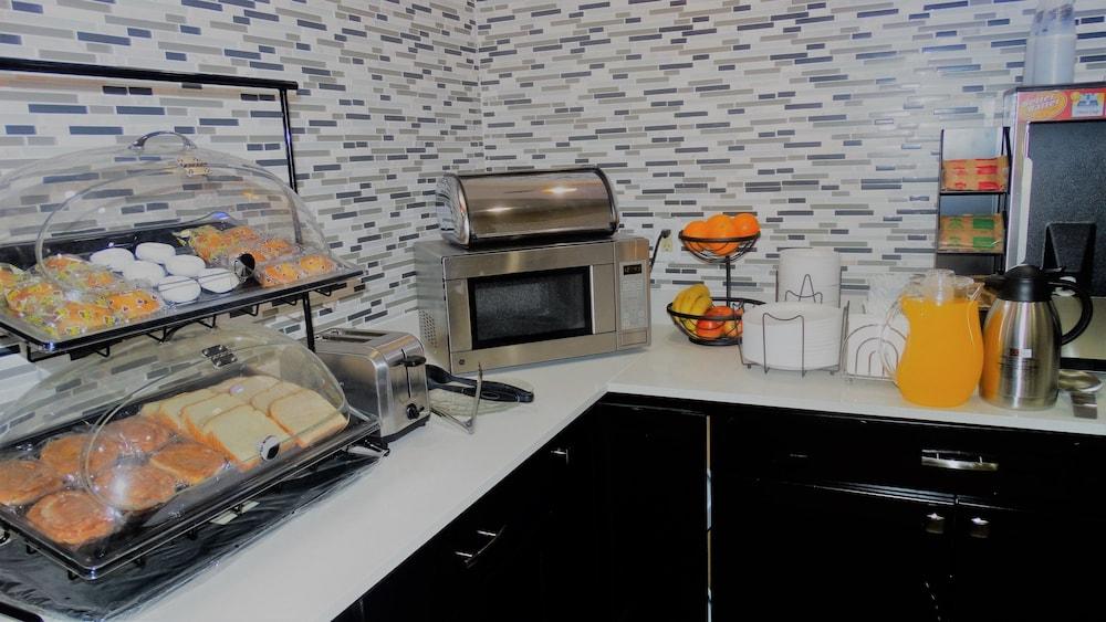 Oak Tree Inn & Suites photo 28