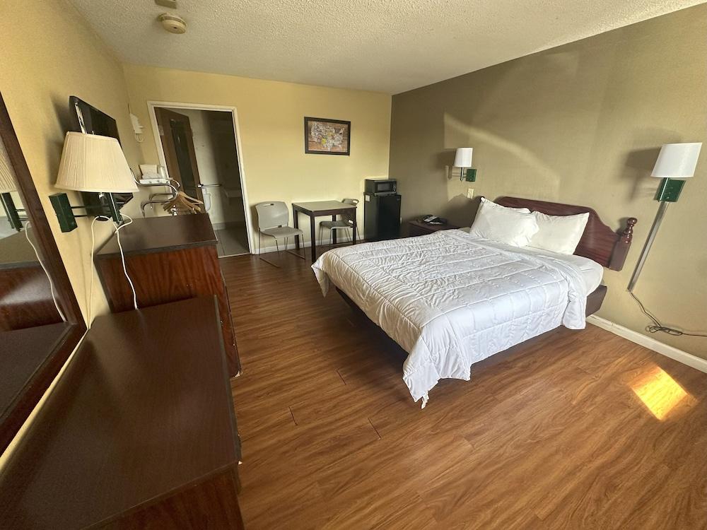 Econo Lodge Inn & Suites Southeast photo 8