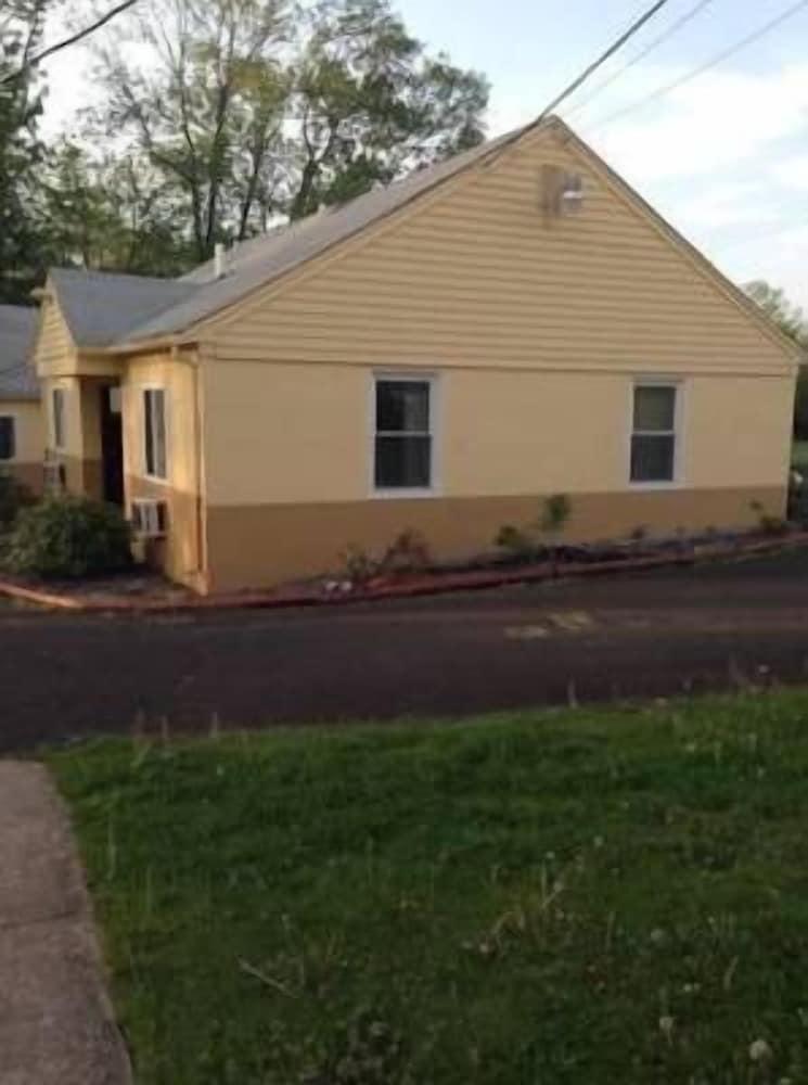 Colonial Village Motel photo 4