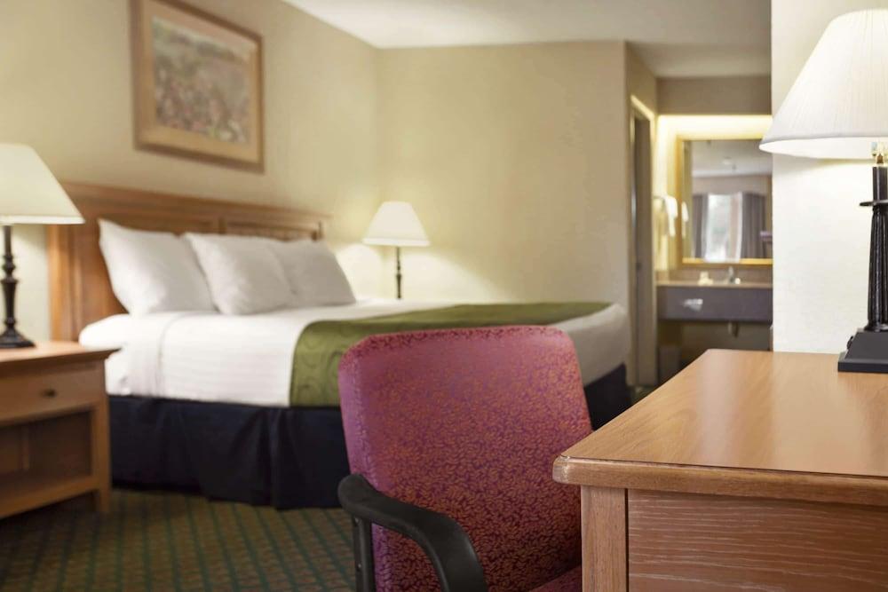 Days Inn & Suites by Wyndham Stuttgart photo 6