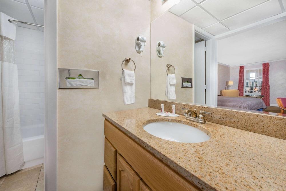 Howard Johnson by Wyndham Burlington photo 9