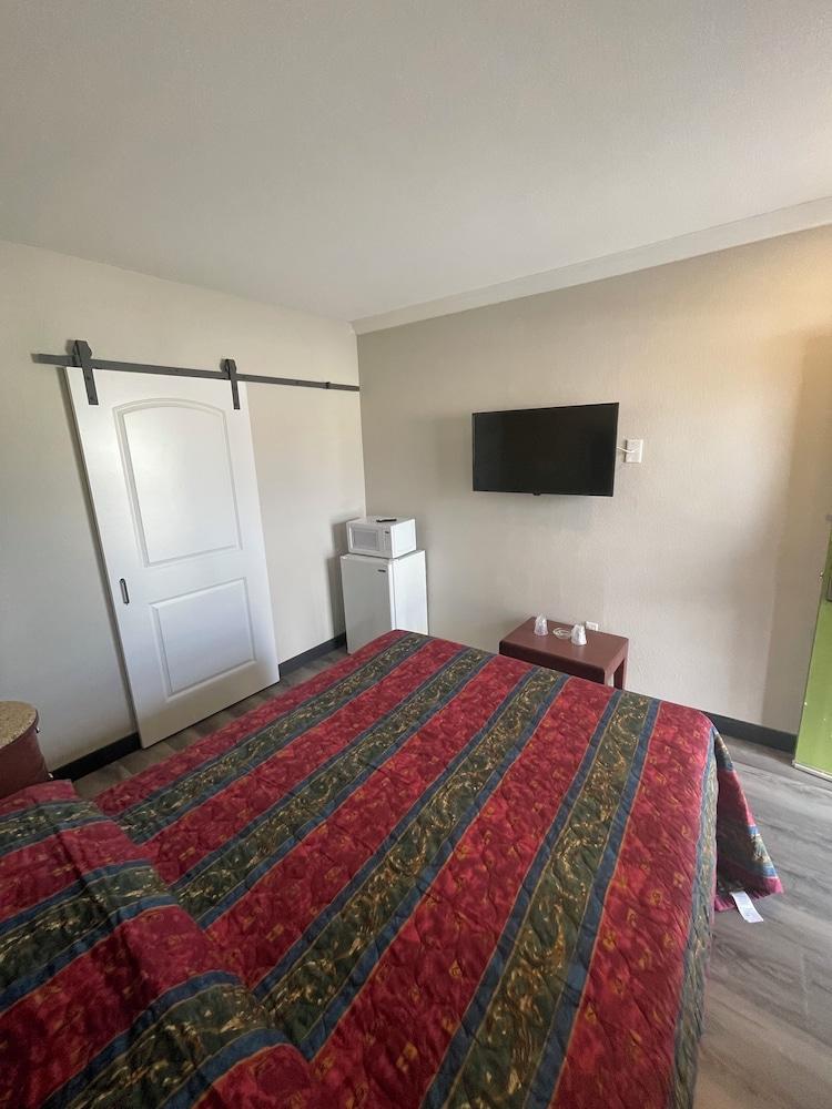 Stadium Inn & Spas photo 29