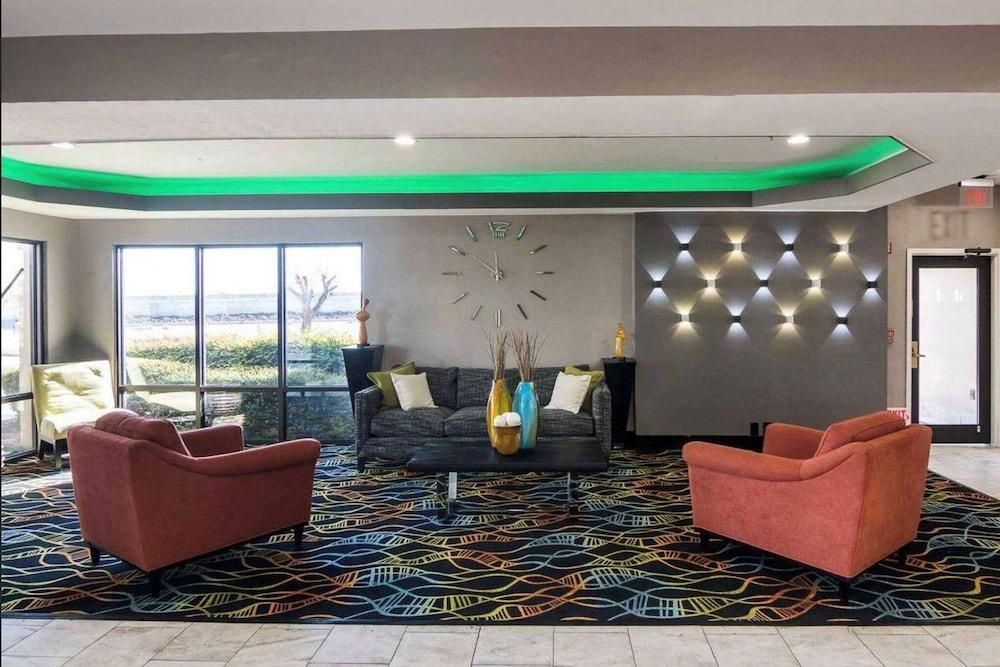 Days Inn by Wyndham Fort Worth North / Fossil Creek photo 14