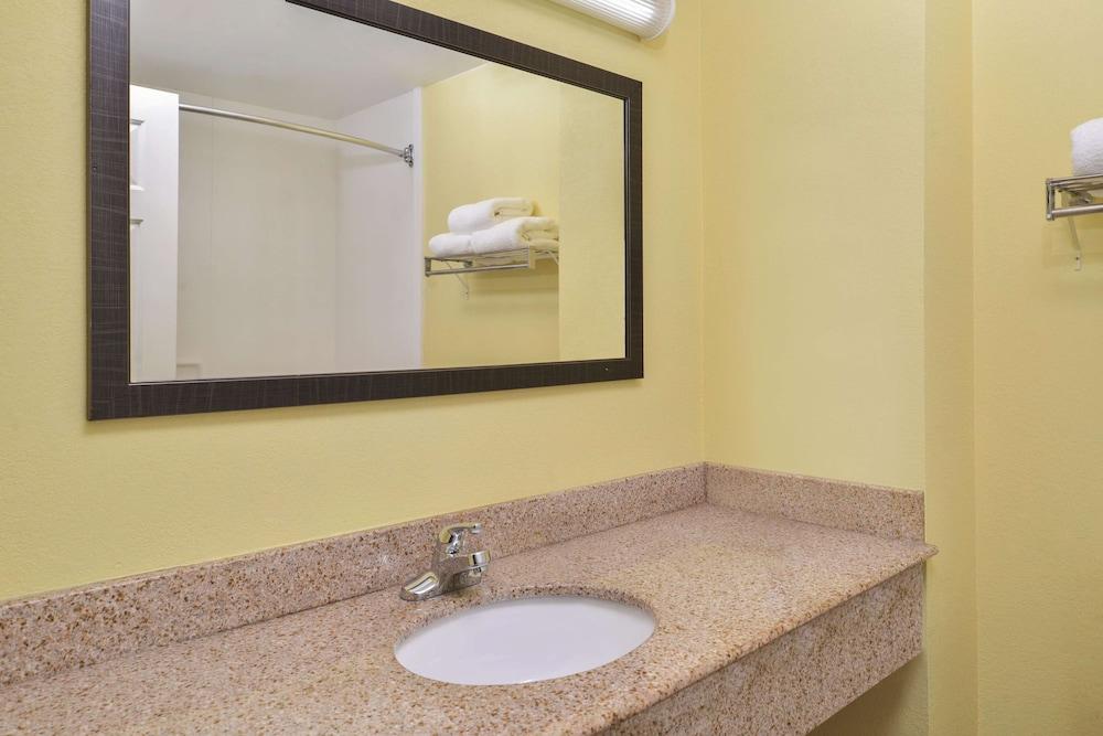 La Quinta Inn & Suites by Wyndham Atlanta South - Newnan photo 17