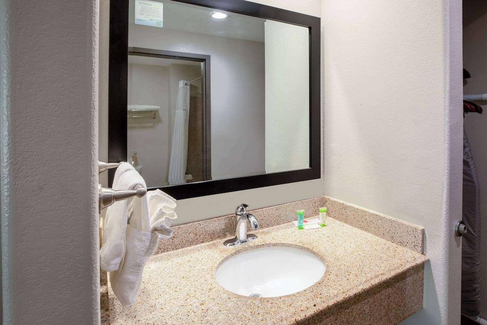 Days Inn by Wyndham Baton Rouge/I-10 photo 37
