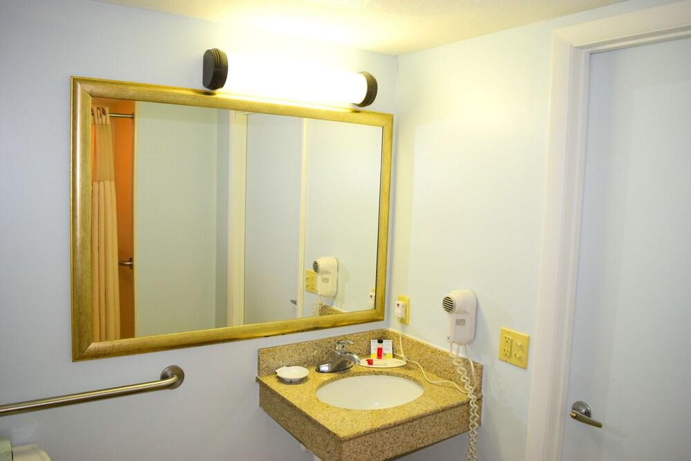 Days Inn by Wyndham Rock Falls photo 21