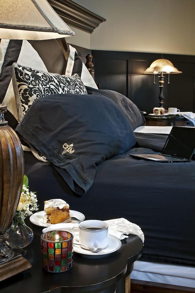 Cameo Heights Mansion photo 74
