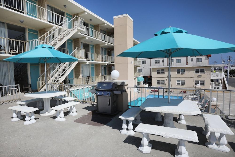 Aquarius Oceanfront Inn photo 18