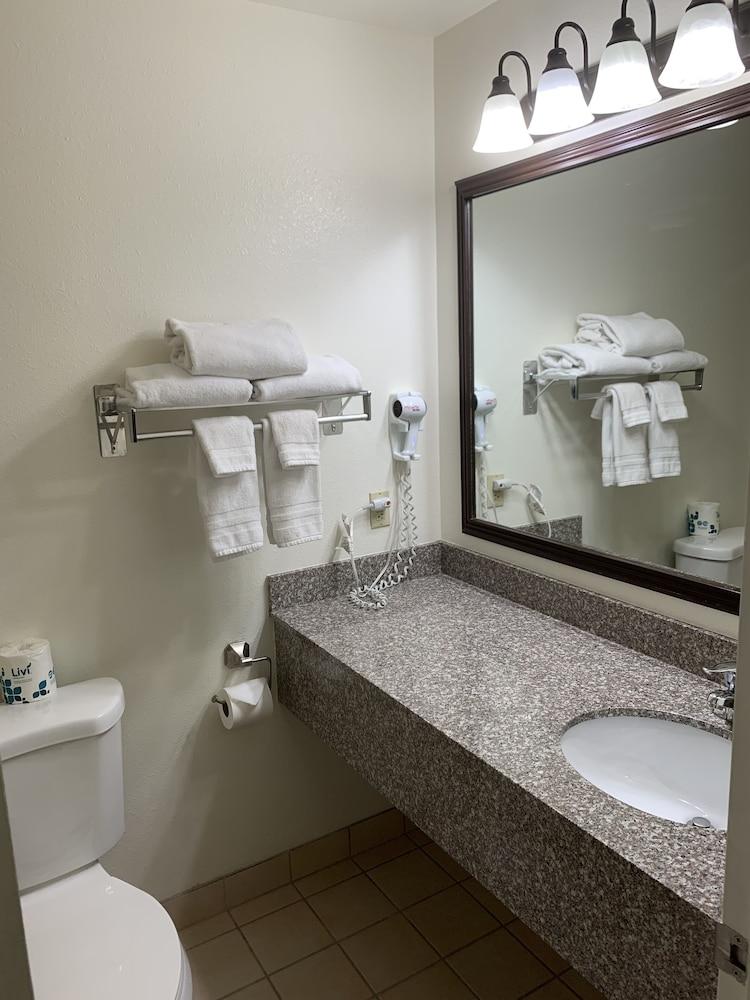 Days Inn by Wyndham Lake Point photo 29