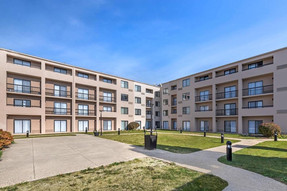 Comfort Inn & Suites Arlington Heights - Buffalo Grove photo 40