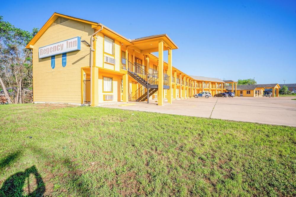 Regency Inn By OYO Rockdale TX photo 54