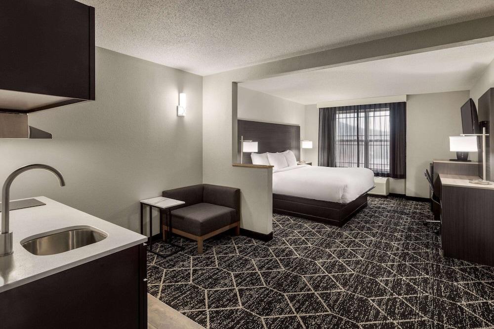 La Quinta Inn & Suites by Wyndham Lake George photo 18