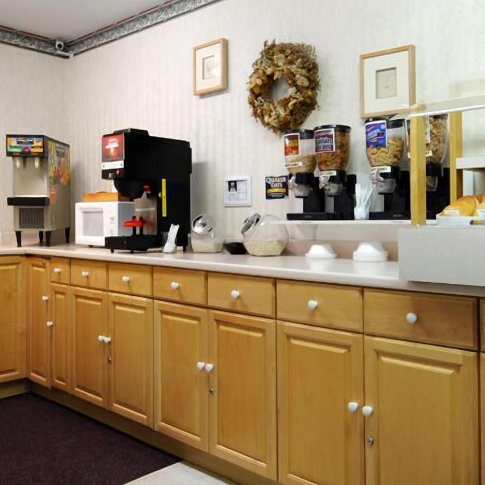 CenterWay Hotel Tonawanda photo 13