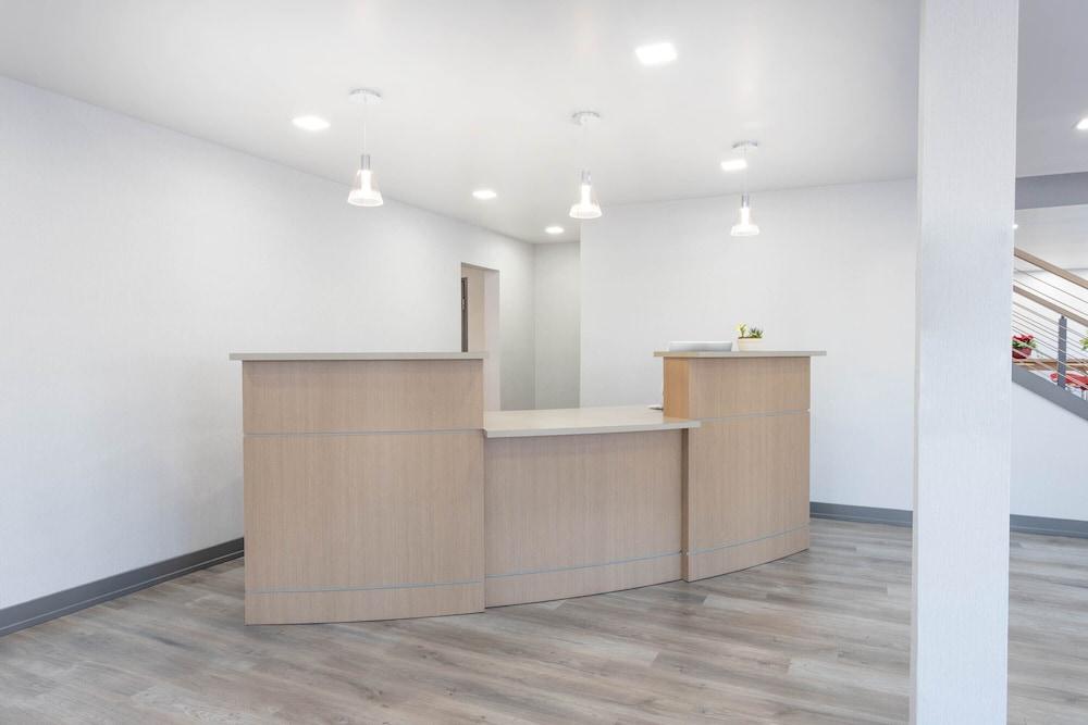 Travelodge by Wyndham Elkhart photo 2